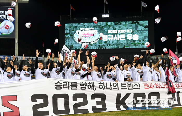 'LG 팬들 한 풀었다' 안방에서 펼쳐진 우승 세리머니, 잠실벌에 울려퍼…