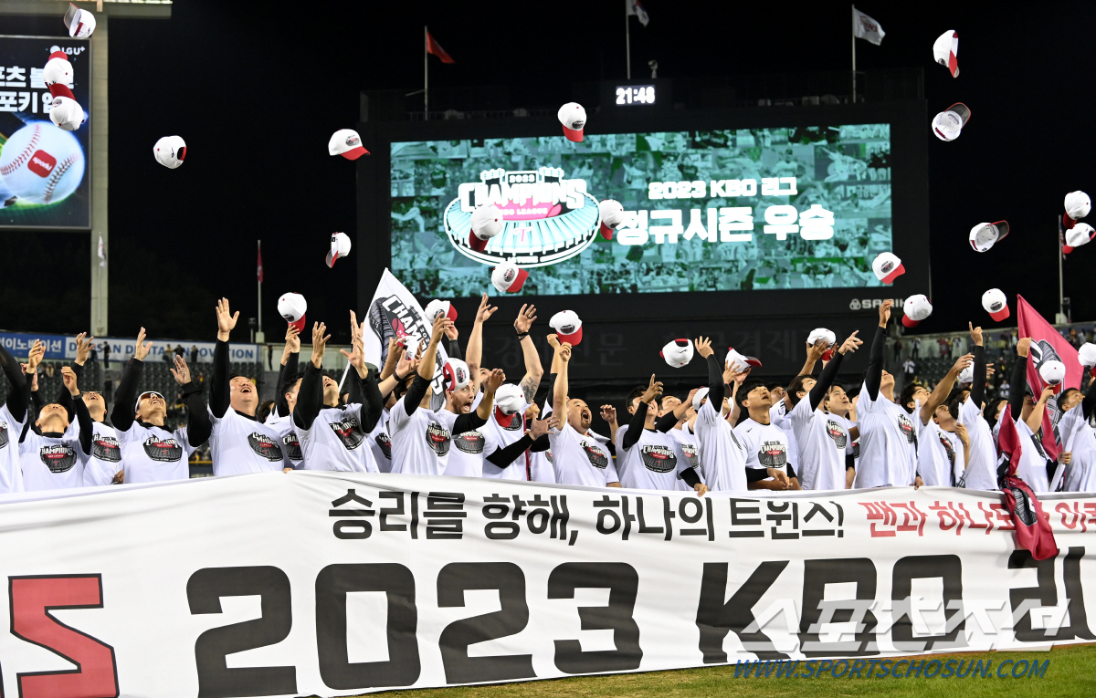 'LG 팬들 한 풀었다' 안방에서 펼쳐진 우승 세리머니, 잠실벌에 울려퍼…