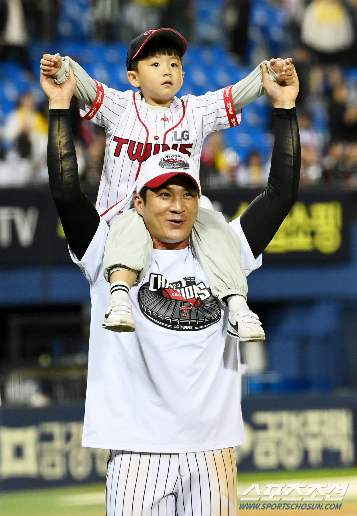 'LG 팬들 한 풀었다' 안방에서 펼쳐진 우승 세리머니, 잠실벌에 울려퍼…