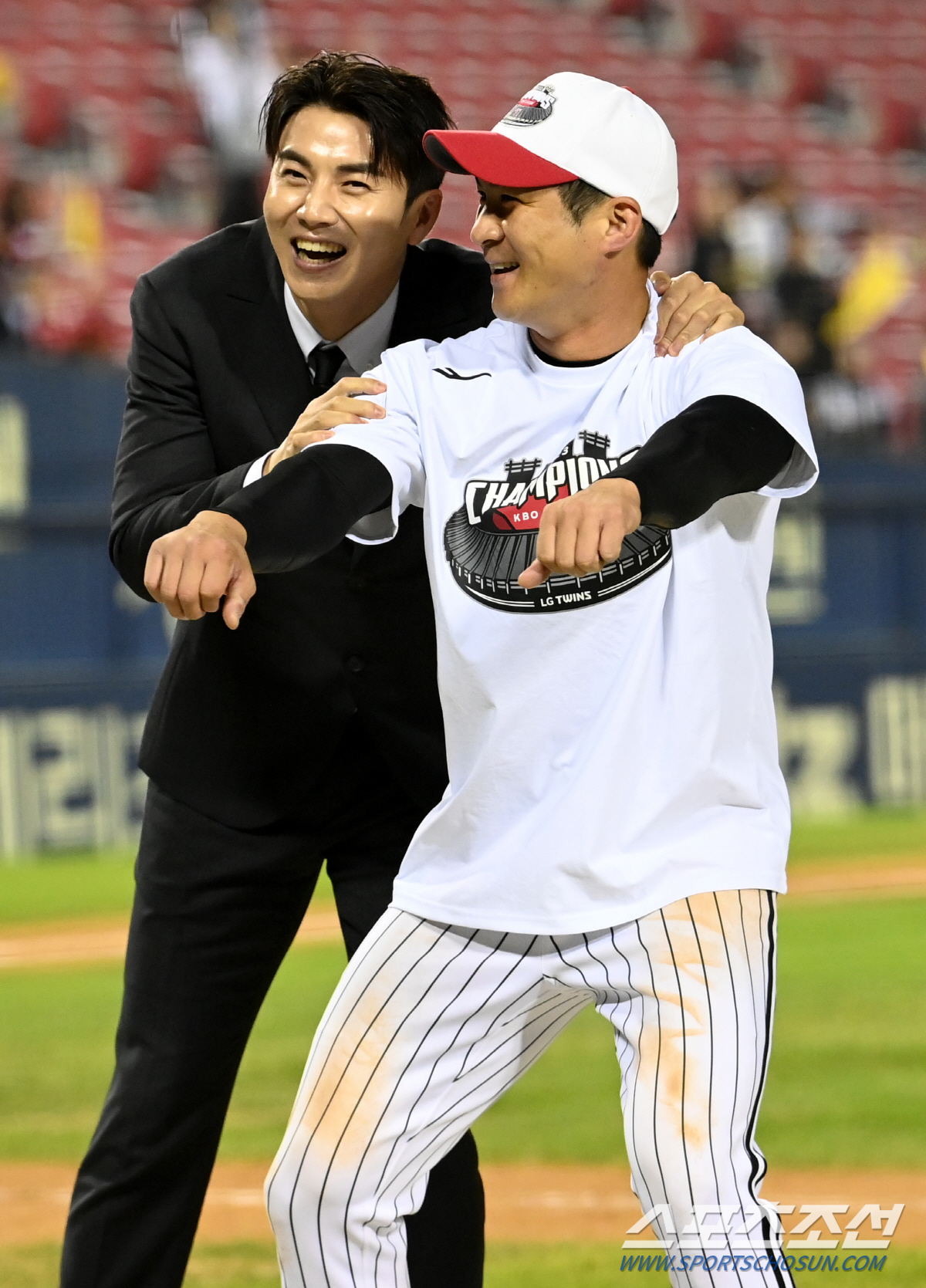 'LG 팬들 한 풀었다' 안방에서 펼쳐진 우승 세리머니, 잠실벌에 울려퍼…