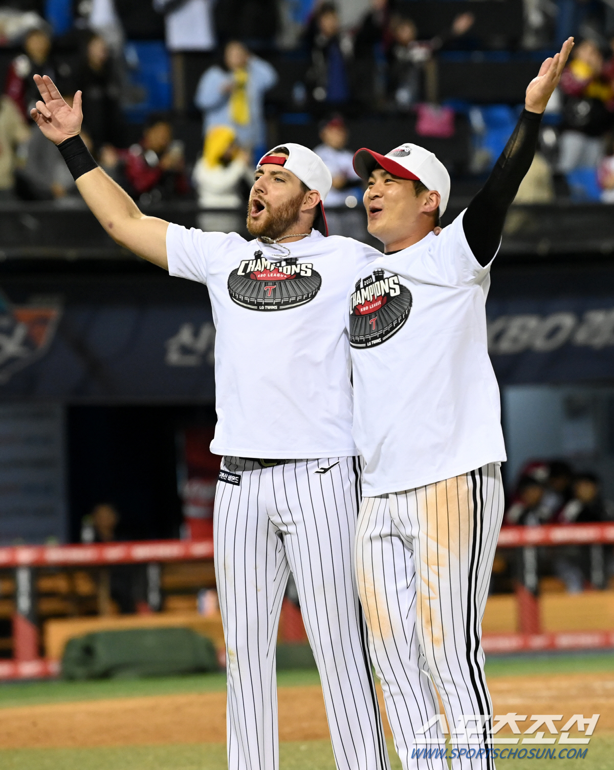 'LG 팬들 한 풀었다' 안방에서 펼쳐진 우승 세리머니, 잠실벌에 울려퍼…