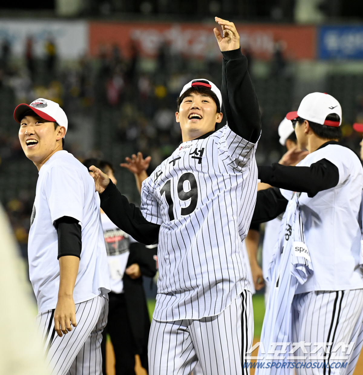 'LG 팬들 한 풀었다' 안방에서 펼쳐진 우승 세리머니, 잠실벌에 울려퍼…