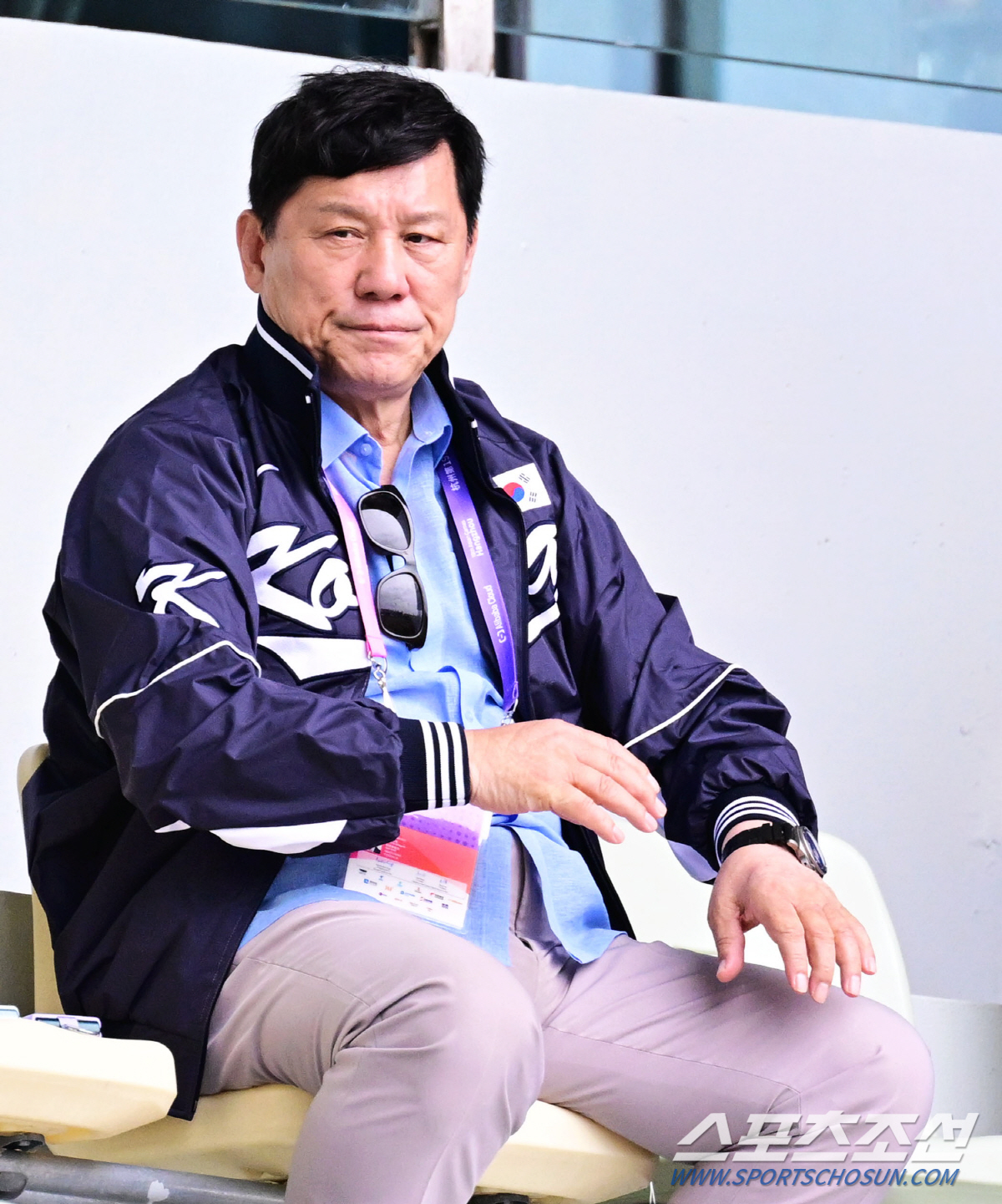 안개비 내리는 항저우, '자봉단'이 정비하는 그라운드…'우천취소?' 불안…