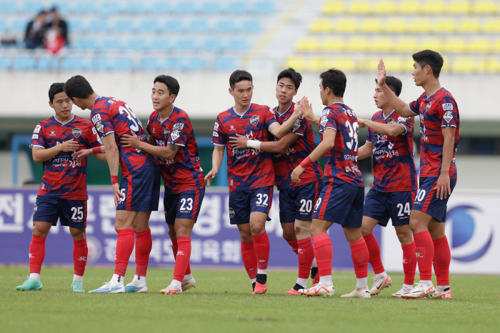 '파죽의 6연승' 부산, 최하위 천안에 발목→김천, 부천 3-1 완파…승…