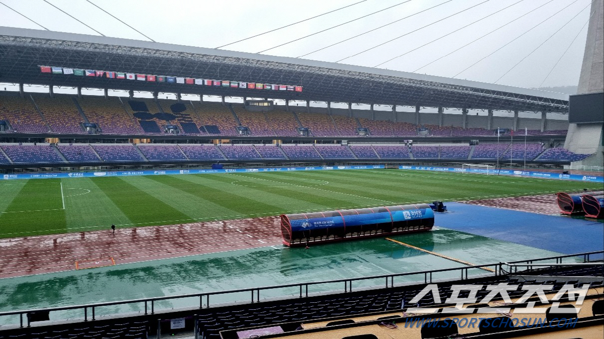 [항저우현장]축구는 비가 와도 열린다…흠뻑 젖은 황룽경기장, 한일전 우중…