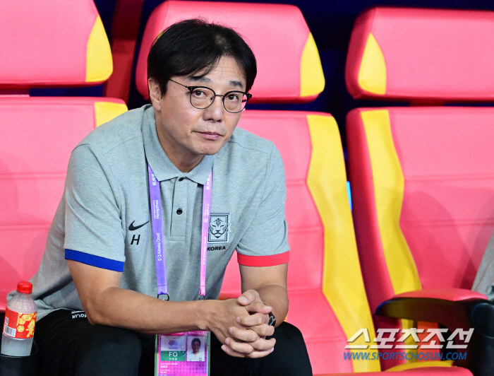 [항저우현장]축구는 비가 와도 열린다…흠뻑 젖은 황룽경기장, 한일전 우중…