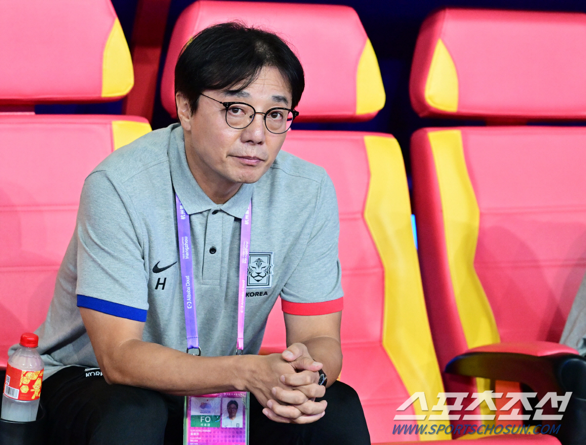 [항저우현장]축구는 비가 와도 열린다…흠뻑 젖은 황룽경기장, 한일전 우중…