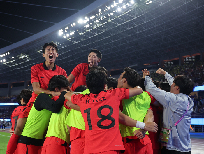 [항저우 현장리뷰]'일본대침몰' 0-1→2-1 조영욱 결승골 황선홍호, …