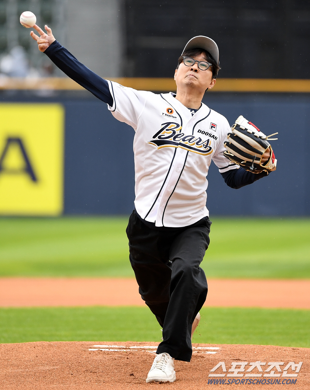 '남편은 두산 아내는 LG' 폭투 후 양의지 품에 안겨 어린아이처럼 기뻐…