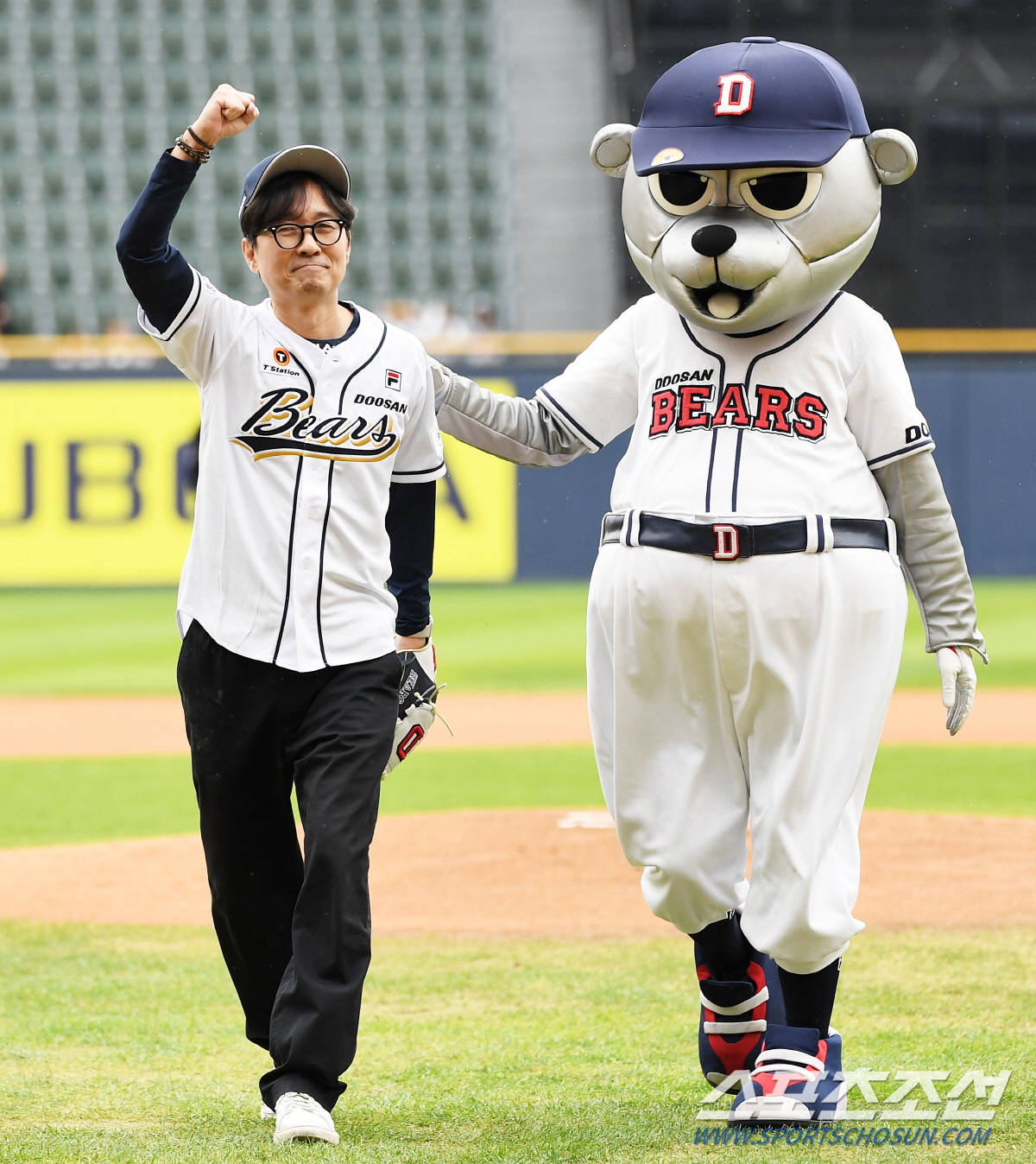 '남편은 두산 아내는 LG' 폭투 후 양의지 품에 안겨 어린아이처럼 기뻐…