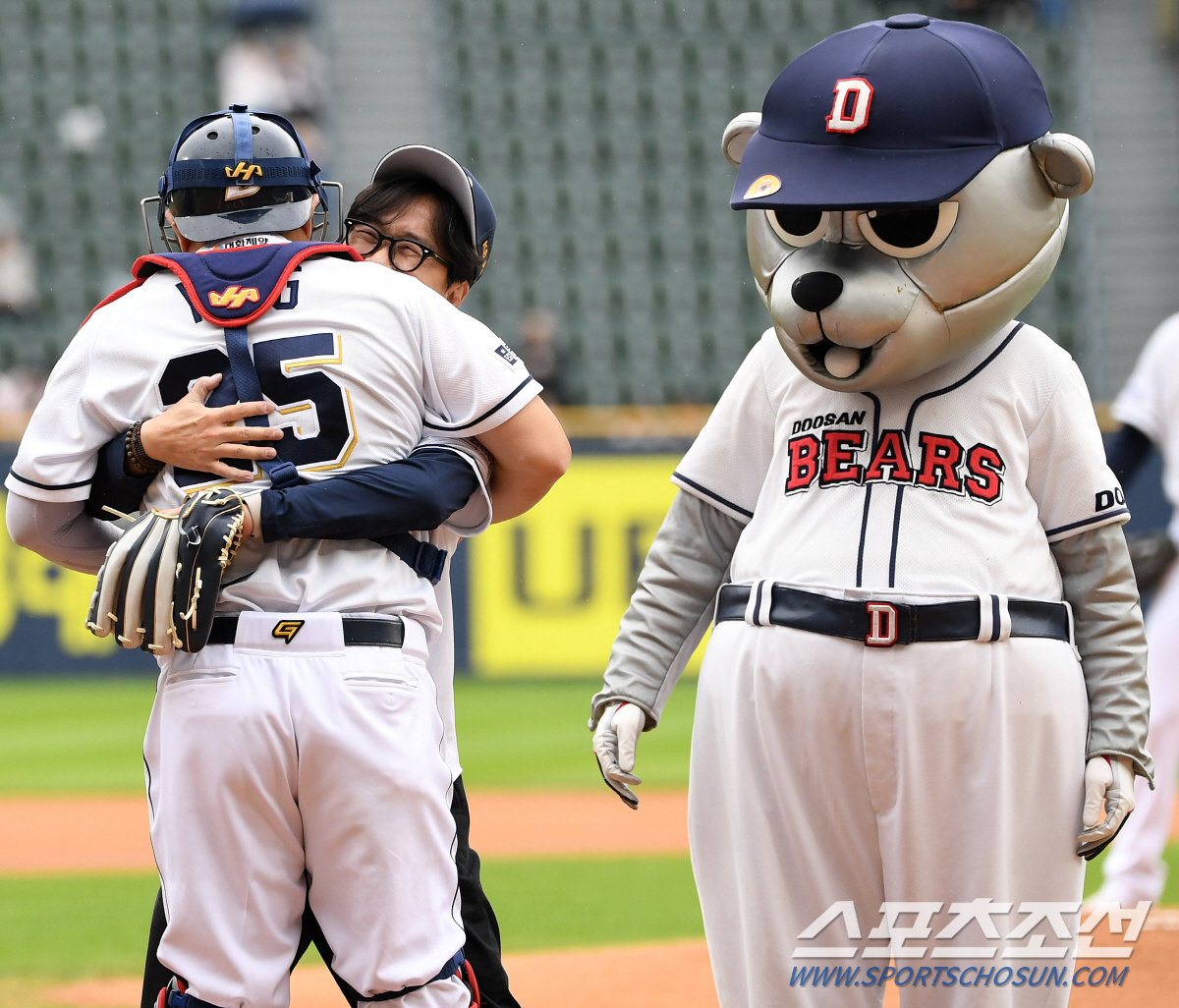 '남편은 두산 아내는 LG' 폭투 후 양의지 품에 안겨 어린아이처럼 기뻐…