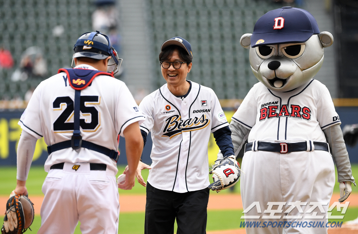 '남편은 두산 아내는 LG' 폭투 후 양의지 품에 안겨 어린아이처럼 기뻐…