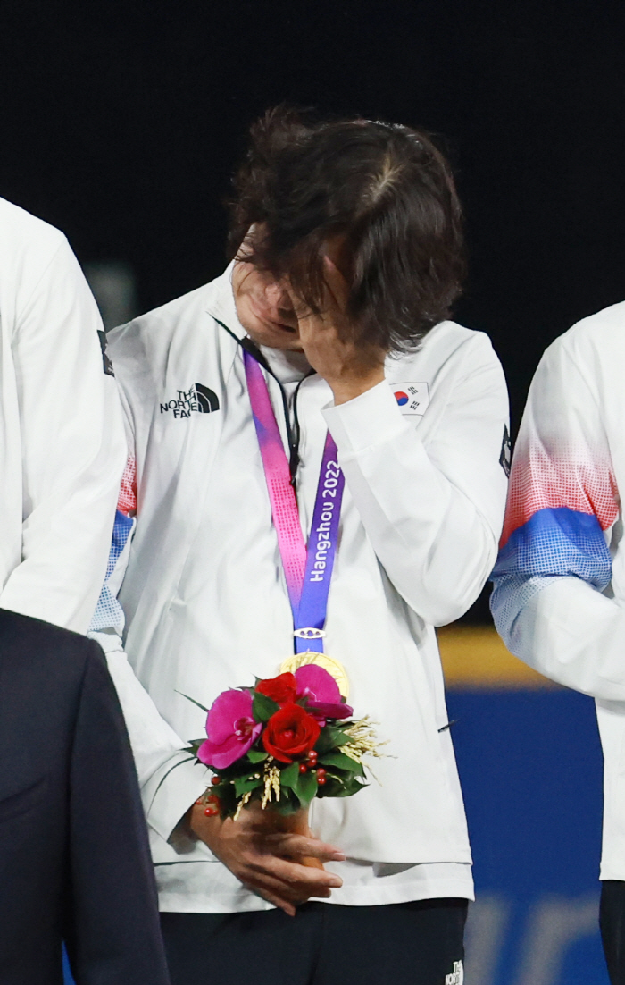 부진→탭댄스→부상…눈물 쏟은 고우석  "숟가락만 올린 금메달, 참 무겁네…