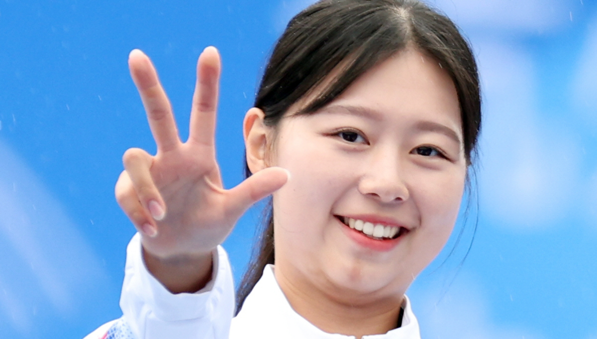 무릎부상 딛고 금메달 딴 '셔틀콕 여제',韓투혼상 수상…3관왕'김우민X임…