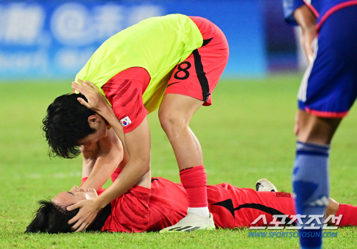 아픈 발목으로 '투혼의 전력질주', 쓰러진 엄원상에게 가장 먼저 다가온 …