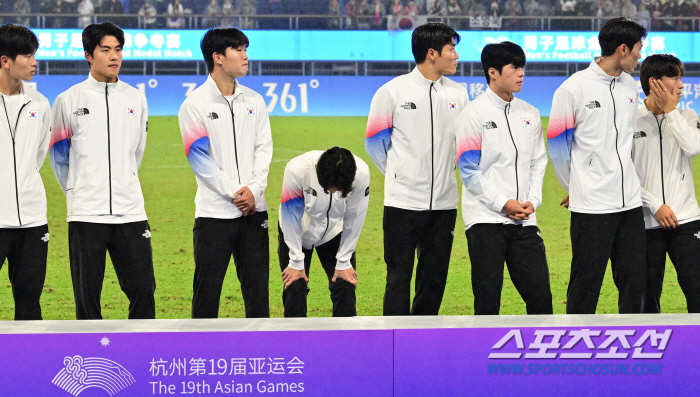 아픈 발목으로 '투혼의 전력질주', 쓰러진 엄원상에게 가장 먼저 다가온 …