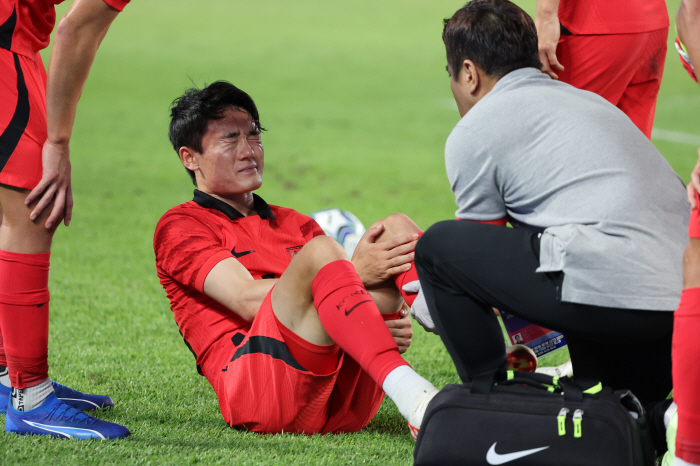 아픈 발목으로 '투혼의 전력질주', 쓰러진 엄원상에게 가장 먼저 다가온 …
