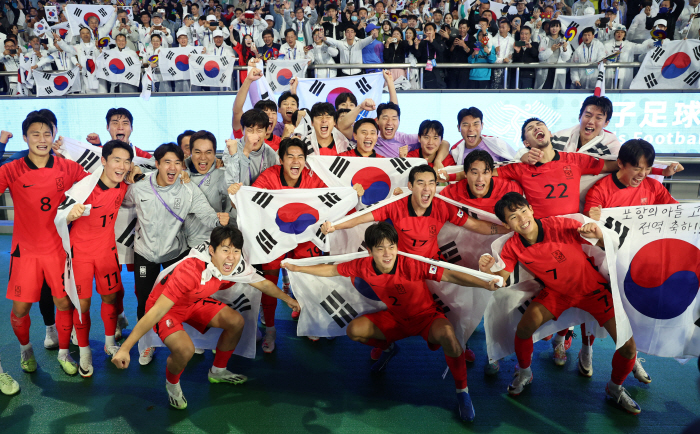 [항저우ON]"멘털 나갈 뻔했는데…"막내의 아찔했던 실수, 미소 찾아준 …