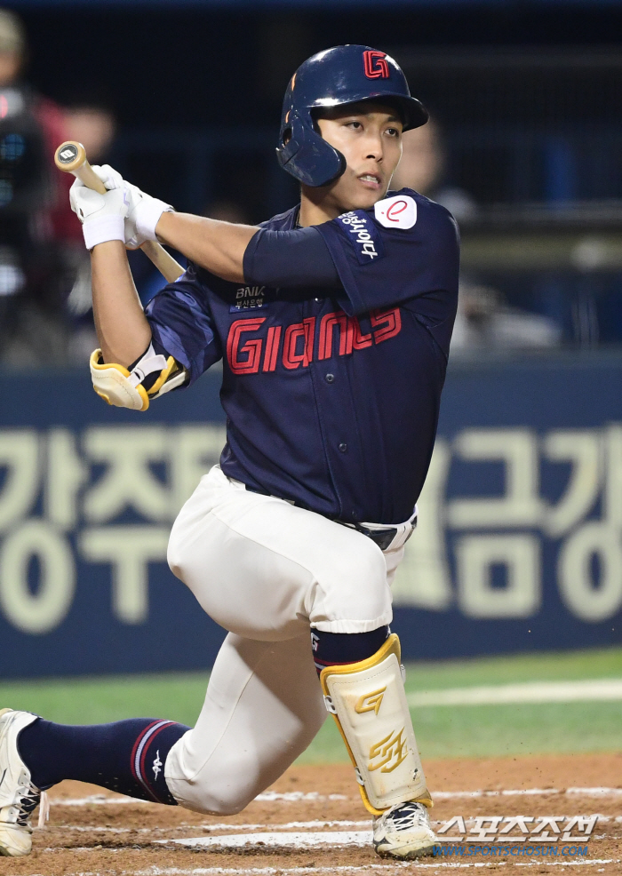 '금메달' 윤동희 1군 등록에 황성빈이 2군행→교육리그 출전. 박세웅은 …