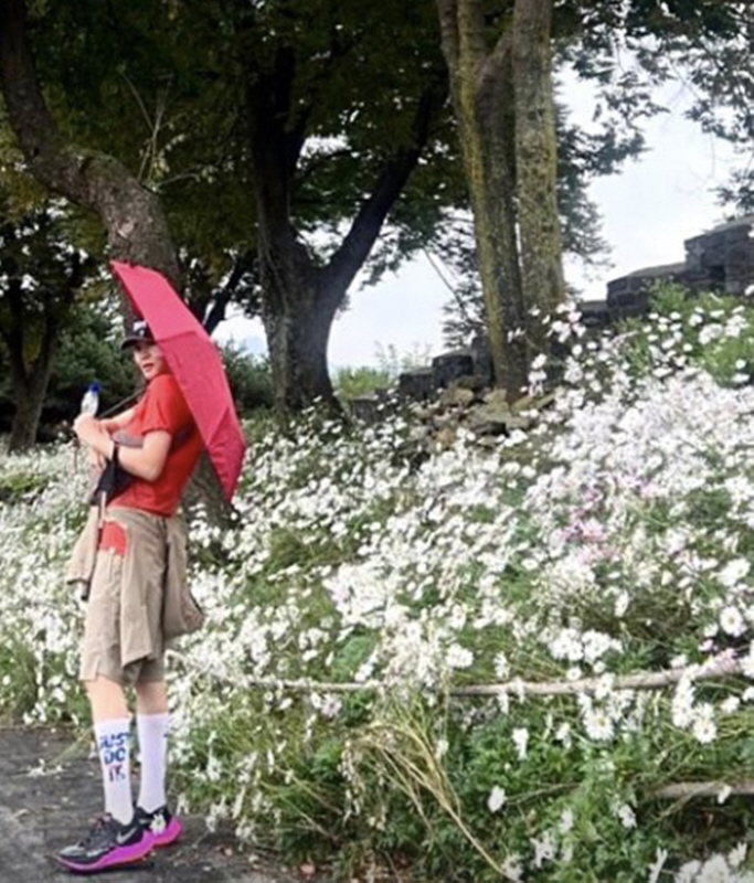 김혜수, 산에서 포착…빨간 우산으로 가린 '슈퍼스타의 정체'