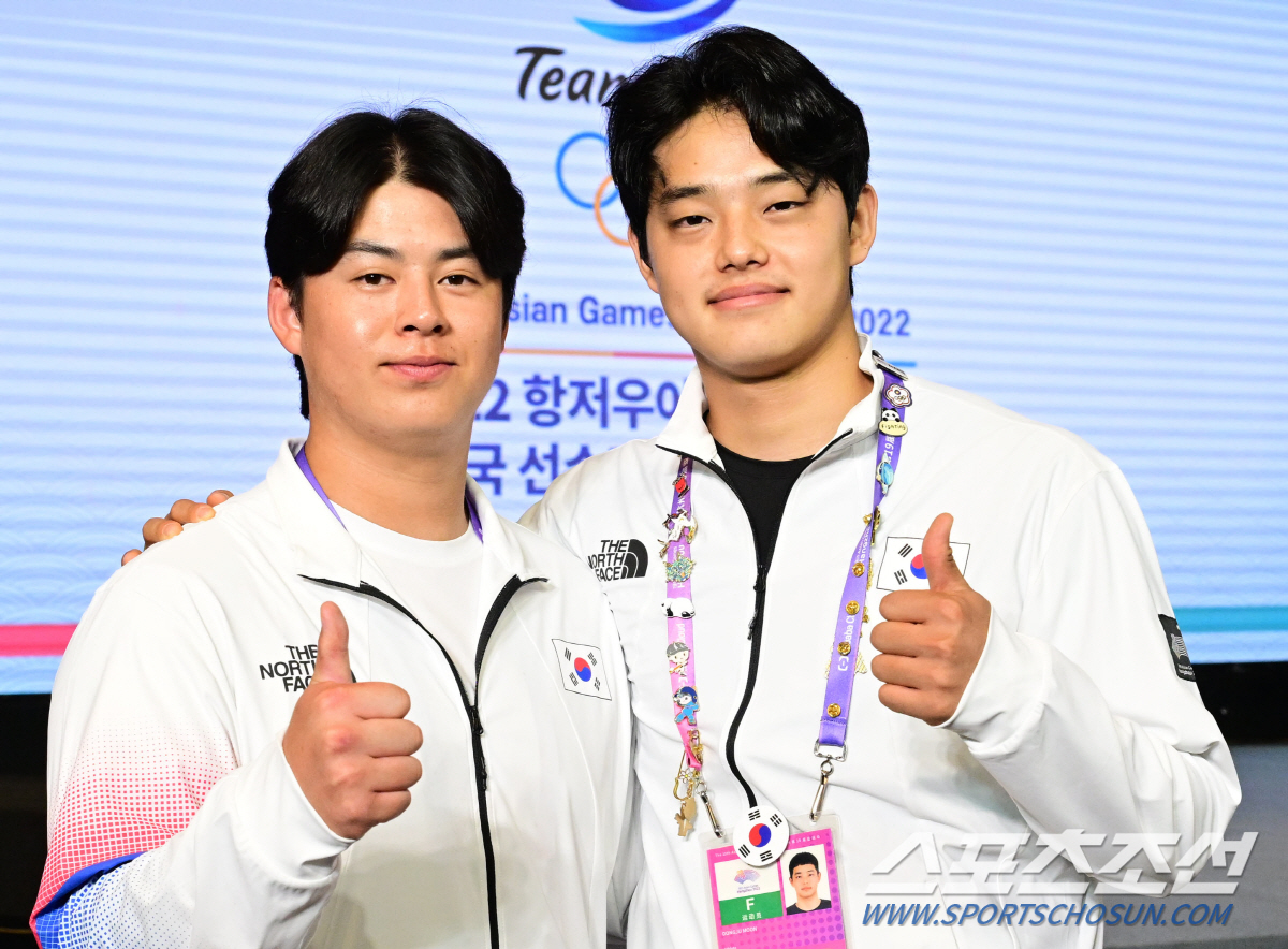 8일 중국 항저우 대한체육회 스포츠외교라운지에서 항저우아시안게임 대한민국 선수단 해단식 및 격려 행사가 열렸다. 노시환(왼쪽)과 문동주가 함께 자리했다. 항저우(중국)=송정헌 기자songs@sportschosun.com