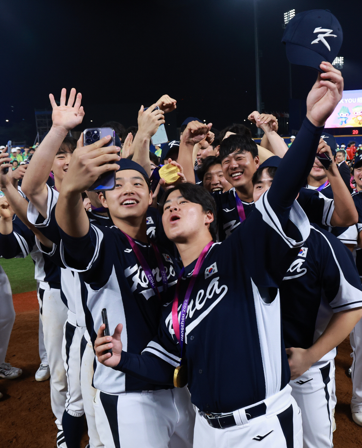 문동주, 노시환 등 한국선수들이 시상식 뒤 마운드 위에서 셀카를 찍고 있다. 연합뉴스