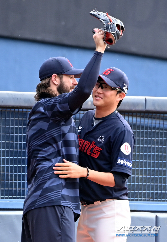 '금메달 축하한다!' 금메달 걸고 돌아온 거인 3인방에 쏟아진 축하 세례…