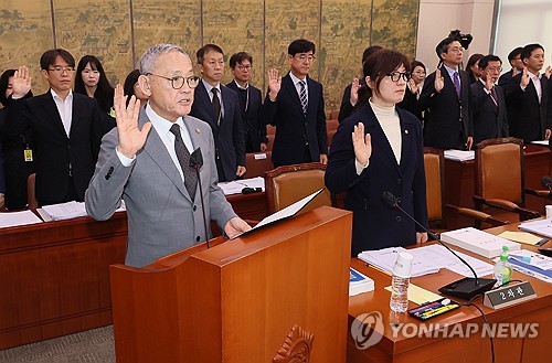 (서울=연합뉴스) 이정훈 기자 = 유인촌 문화체육관광부 장관이 10일 국회 문화체육관광위원회에서 열린 문화체육관광부 국정감사에서 선서를 하고 있다. 2023.10.10 uwg806@yna.co.kr