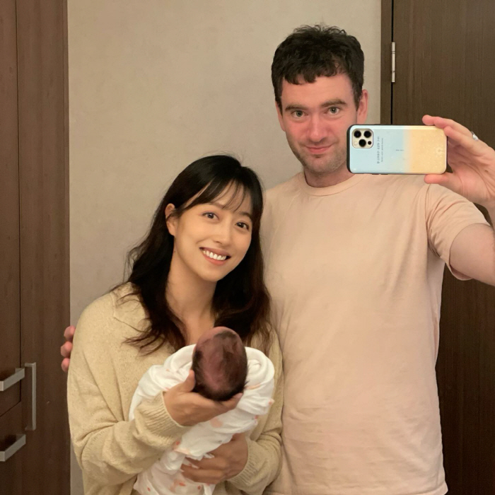 "신생아가 집으로 이동중입니다"…임현주 아나운서, 출산 후 귀가차량에 붙…