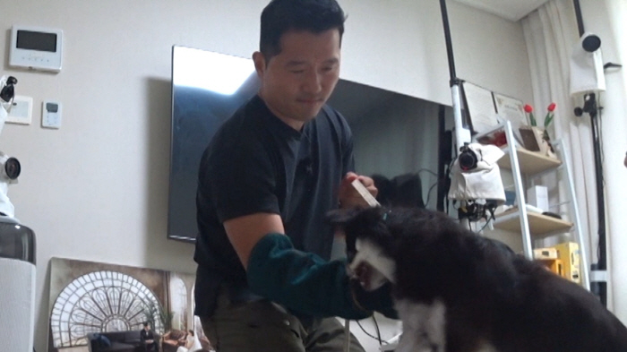 "20바늘 이상 꿰매"…강형욱도 놀란 초유의 입질, 거실까지 피범벅('개…