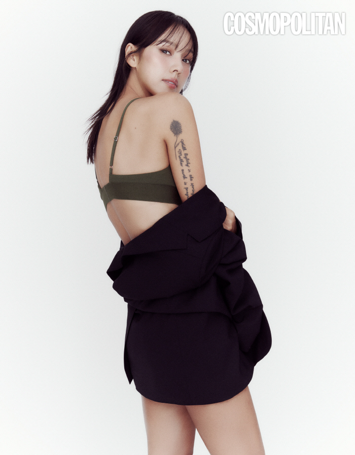 '본업 컴백→독보적 분위기' 이효리, 화보 커버 장식하는 존재감