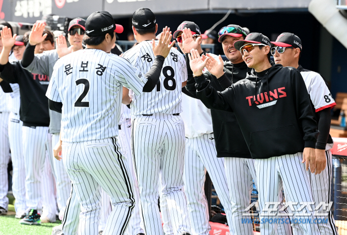 AG 우승공 하늘로 던져버린 문보경의 이색 다짐 "한국시리즈 우승공은 주…