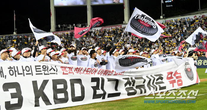 잠실 라이벌 자존심 드디어 세웠다…29년 만에 정규시즌 우승, 두산 앞에…