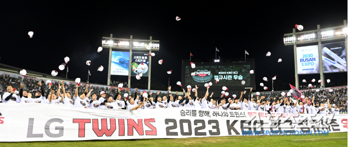 잠실 라이벌 자존심 드디어 세웠다…29년 만에 정규시즌 우승, 두산 앞에…
