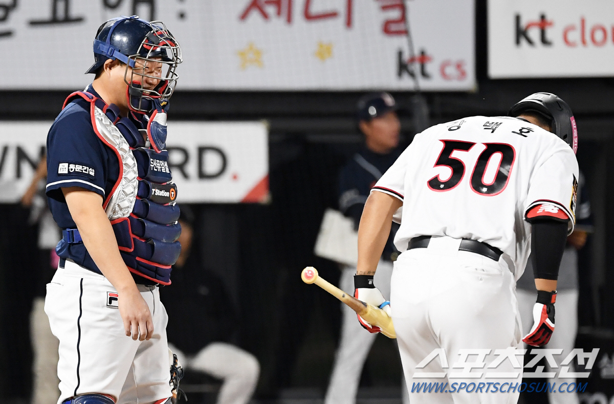 '백호야 금메달 축하해' 흐뭇하게 웃던 양의지가 타석에 들어선 강백호에게…