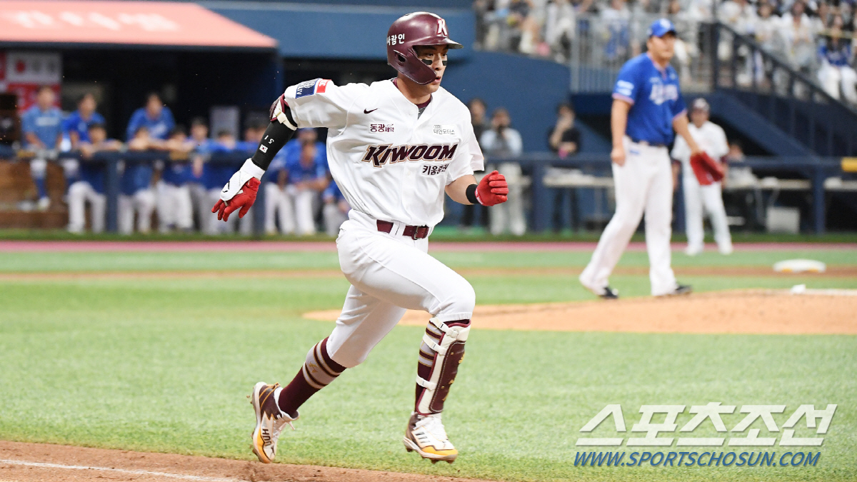 SF 단장의 기립박수, 홈런포로 깐 레드카펫...시리게 빛난 이정후 고별…