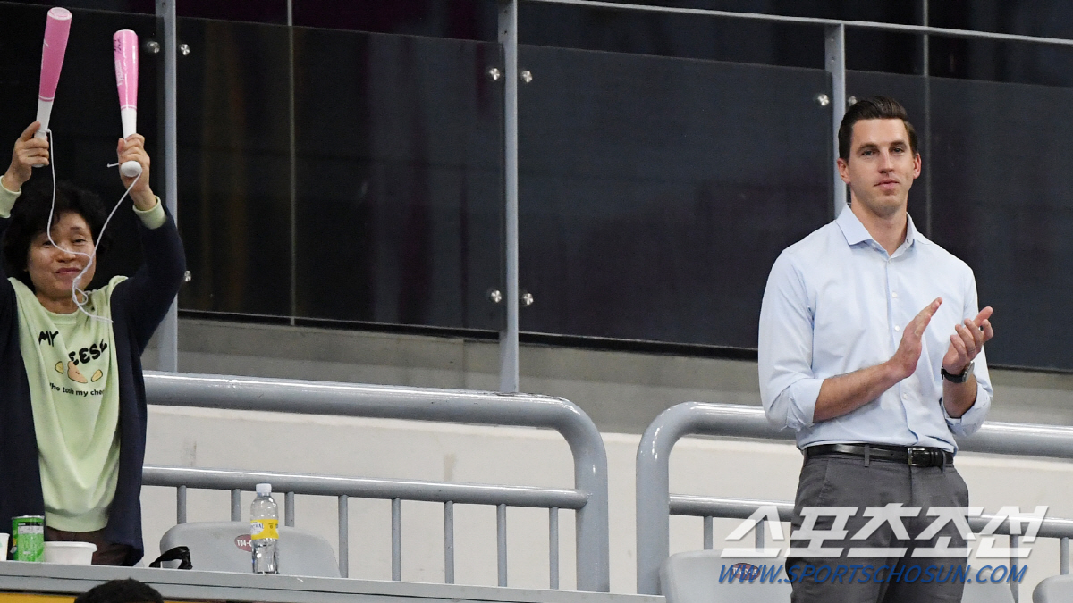 SF 단장의 기립박수, 홈런포로 깐 레드카펫...시리게 빛난 이정후 고별…