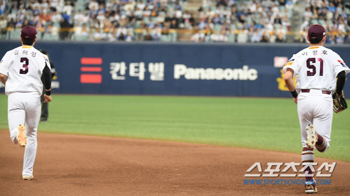 SF 단장의 기립박수, 홈런포로 깐 레드카펫...시리게 빛난 이정후 고별…