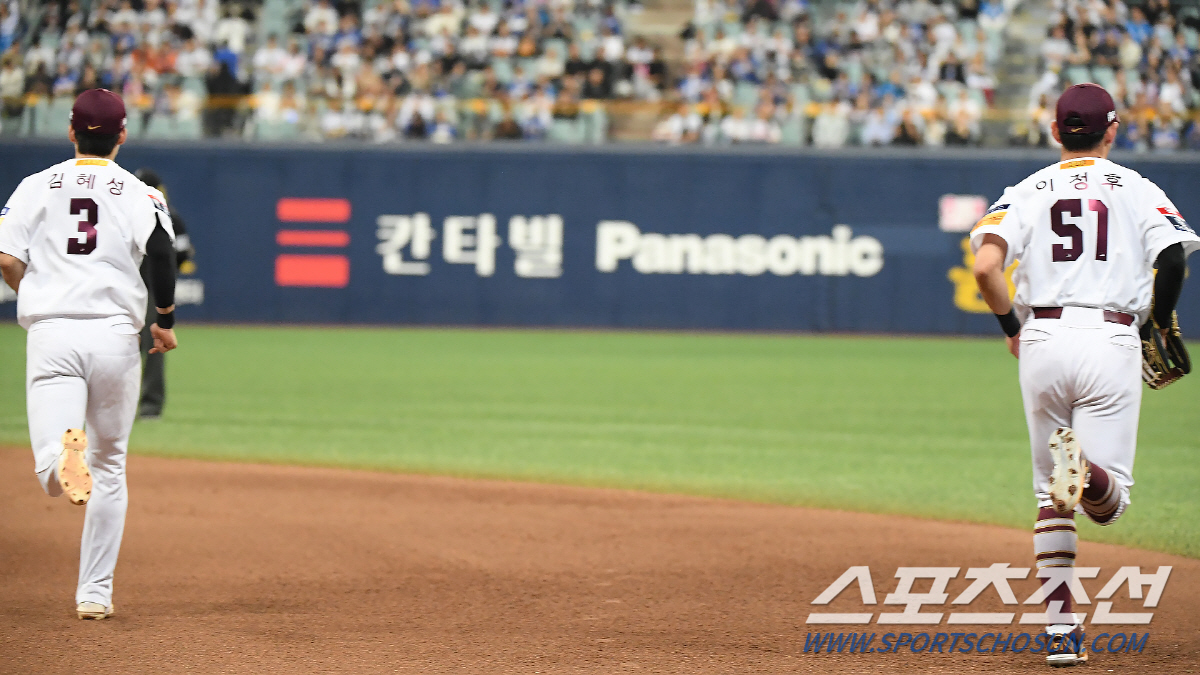 SF 단장의 기립박수, 홈런포로 깐 레드카펫...시리게 빛난 이정후 고별…