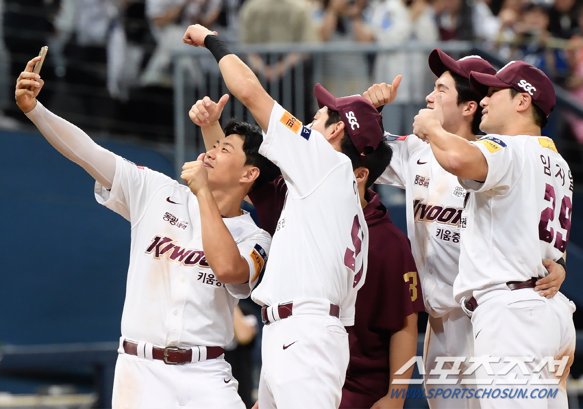SF 단장의 기립박수, 홈런포로 깐 레드카펫...시리게 빛난 이정후 고별…