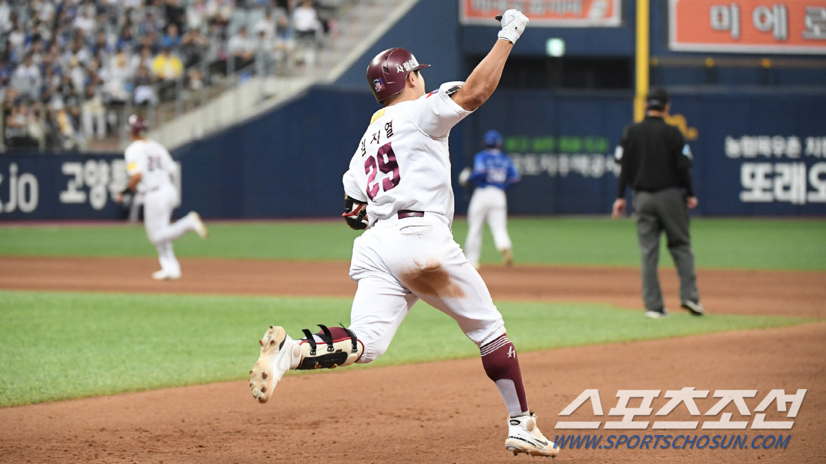 SF 단장의 기립박수, 홈런포로 깐 레드카펫...시리게 빛난 이정후 고별…