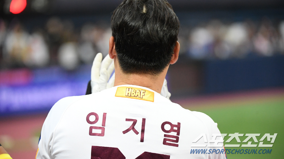 SF 단장의 기립박수, 홈런포로 깐 레드카펫...시리게 빛난 이정후 고별…