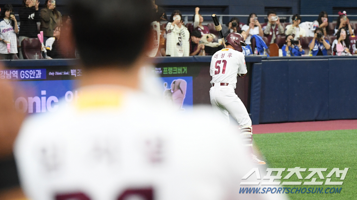 SF 단장의 기립박수, 홈런포로 깐 레드카펫...시리게 빛난 이정후 고별…
