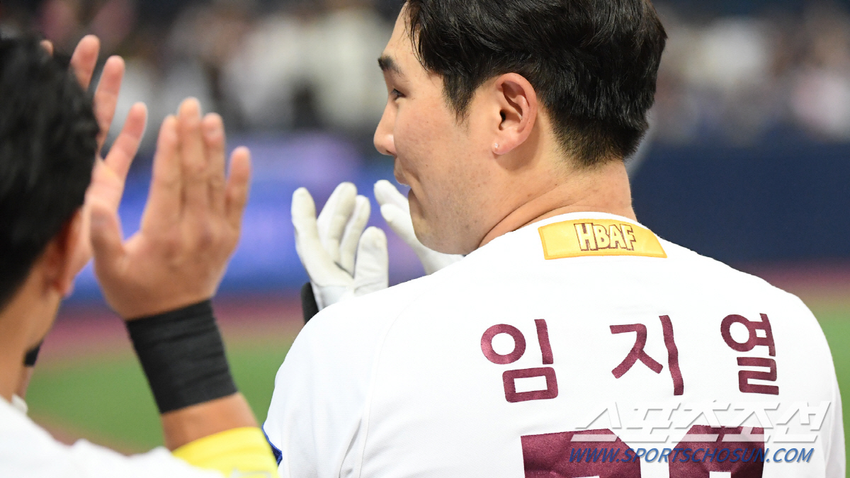 SF 단장의 기립박수, 홈런포로 깐 레드카펫...시리게 빛난 이정후 고별…