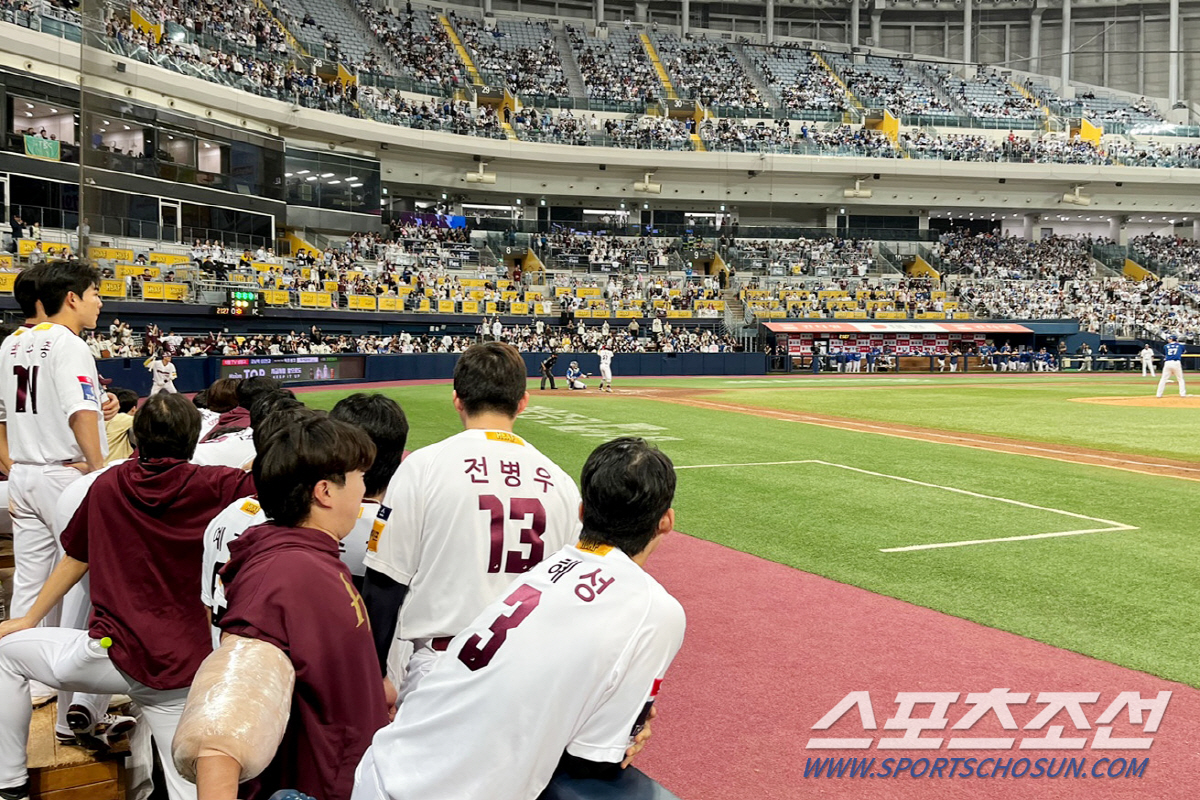SF 단장의 기립박수, 홈런포로 깐 레드카펫...시리게 빛난 이정후 고별…