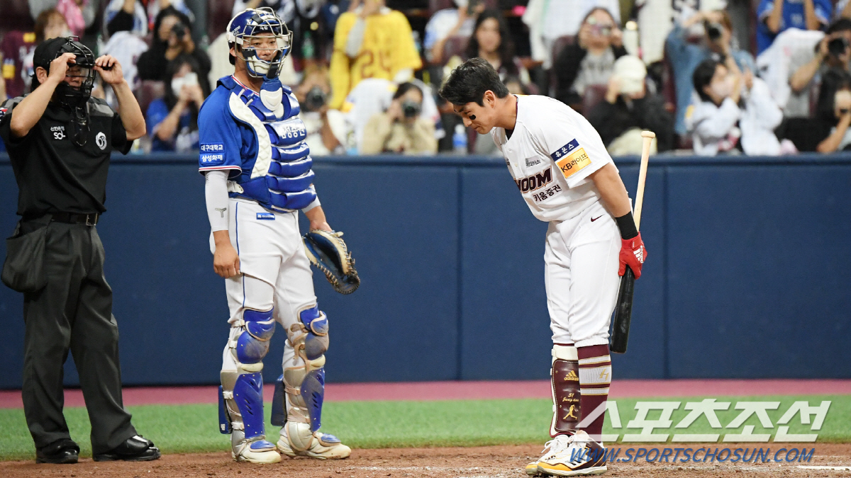 SF 단장의 기립박수, 홈런포로 깐 레드카펫...시리게 빛난 이정후 고별…