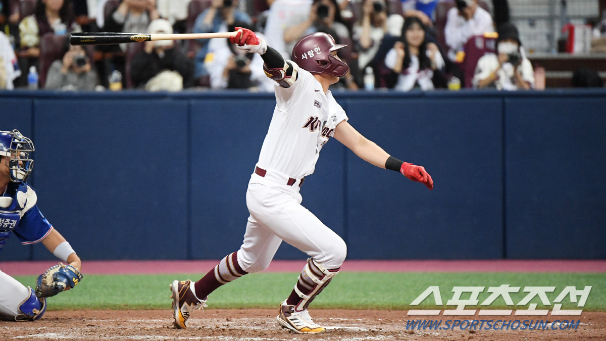 SF 단장의 기립박수, 홈런포로 깐 레드카펫...시리게 빛난 이정후 고별…