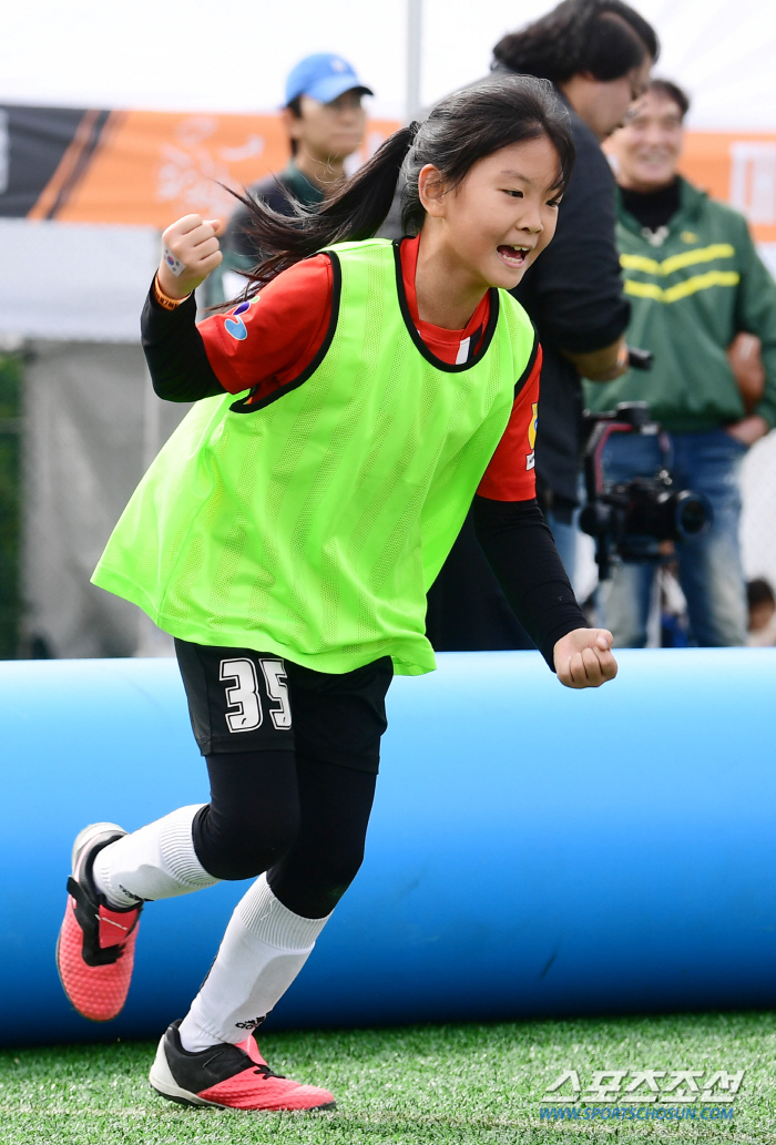 "'해트트릭'가평 축구소녀의 꿈★" i리그 10주년,풀뿌리의 희망을 봤다