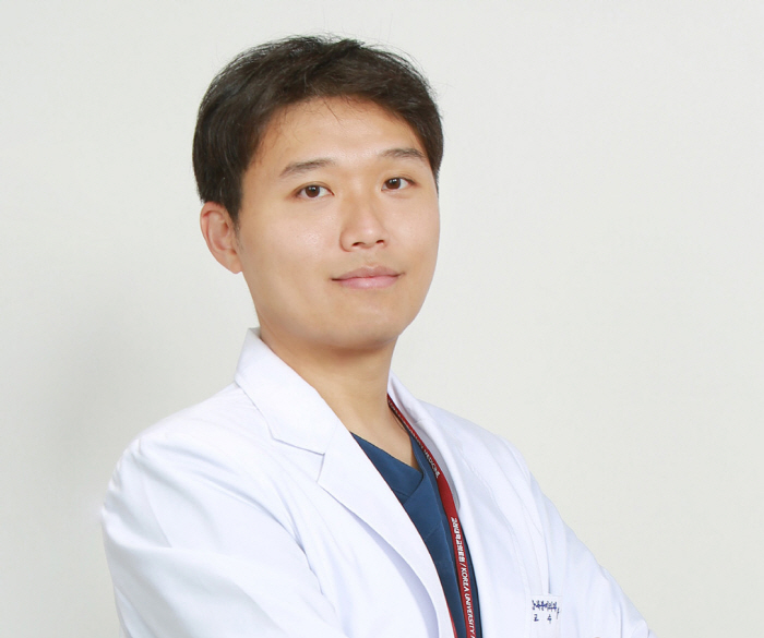 고려려대안산병원 장영우 교수, 합병증·흉터 최소화 단일공 로봇 갑상선 수…