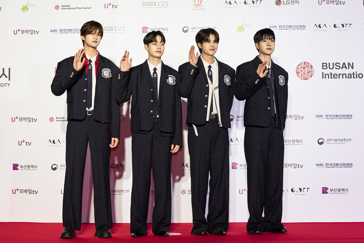 '배우 그룹' 아스테온, 생애 첫 레드카펫 '감격'…부산의 밤 빛냈다